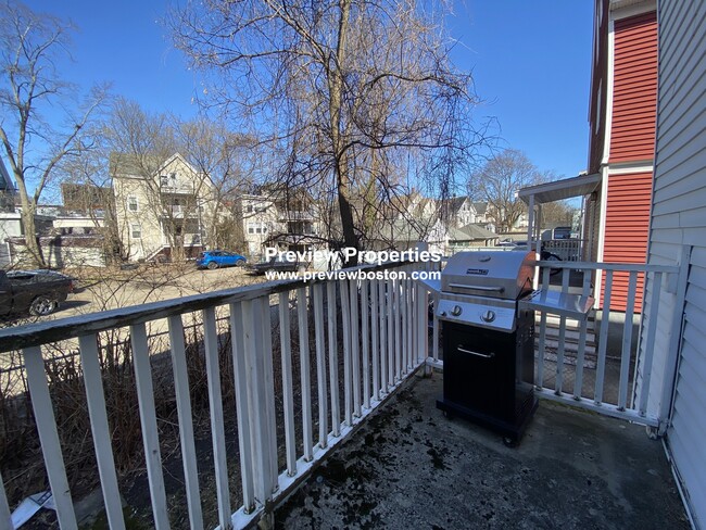 18 Fairbanks St, Unit 1 in Boston, MA - Foto de edificio - Building Photo