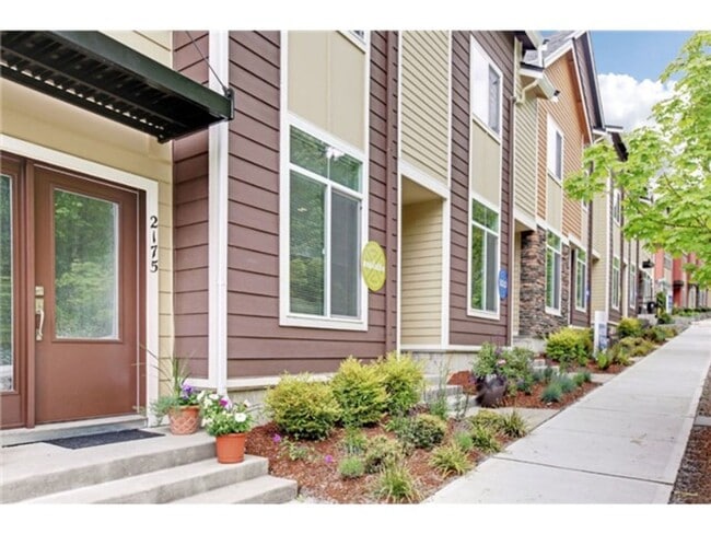 2161 NW Talus Dr in Issaquah, WA - Building Photo - Building Photo