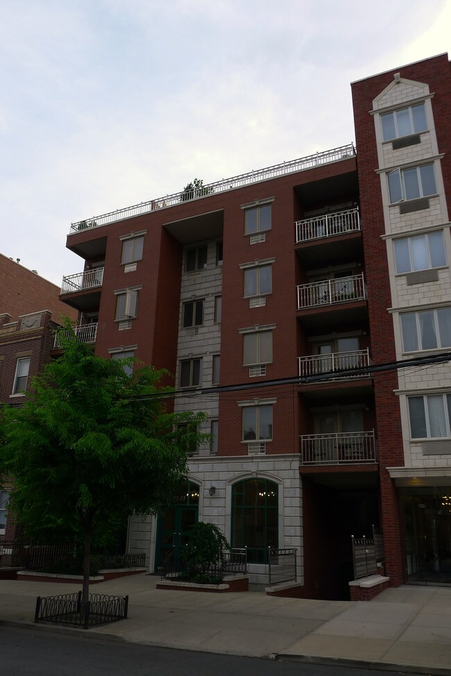2323 31st Ave in Long Island City, NY - Building Photo - Building Photo