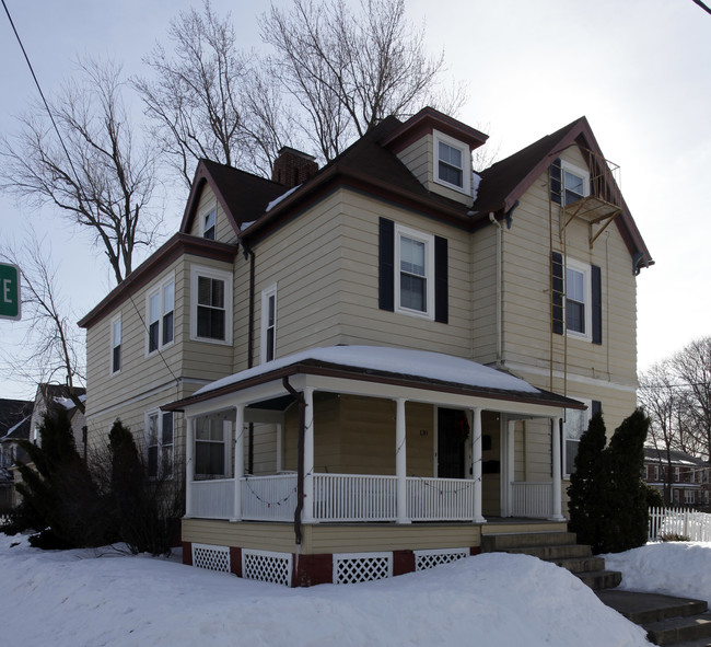 130 Norwood Ave in Cranston, RI - Foto de edificio - Building Photo