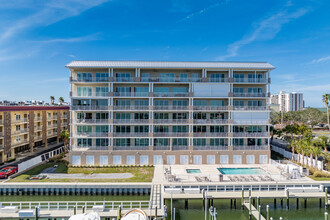 125 Island Way in Clearwater Beach, FL - Foto de edificio - Building Photo