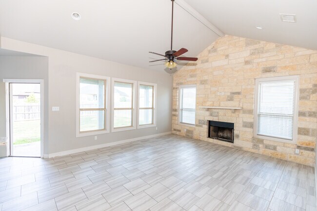 336 Jake Dr in Jarrell, TX - Foto de edificio - Building Photo