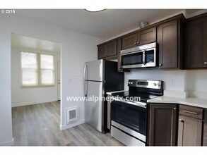 5821 SE Knapp St-Unit -3 in Portland, OR - Building Photo - Building Photo