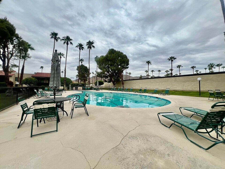 340 E San Jose Rd in Palm Springs, CA - Building Photo