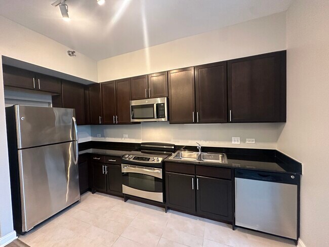 227 W Lake St in Chicago, IL - Building Photo - Building Photo