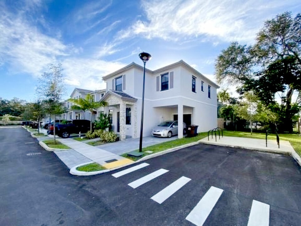 2825 SW 17th Ave in Fort Lauderdale, FL - Building Photo