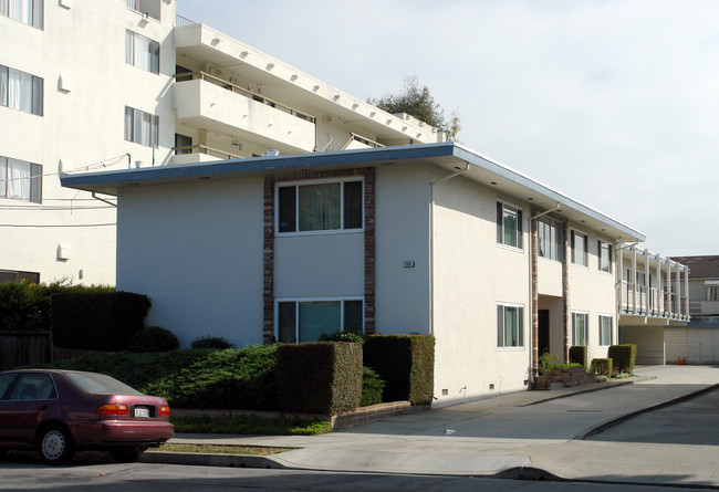 230 Myrtle Rd in Burlingame, CA - Foto de edificio - Building Photo