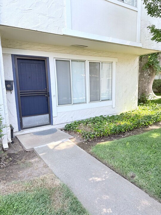 8855 Salmon Falls Dr in Sacramento, CA - Building Photo