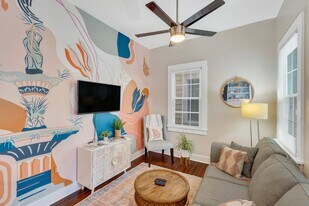 307 W Waldburg Ln in Savannah, GA - Building Photo