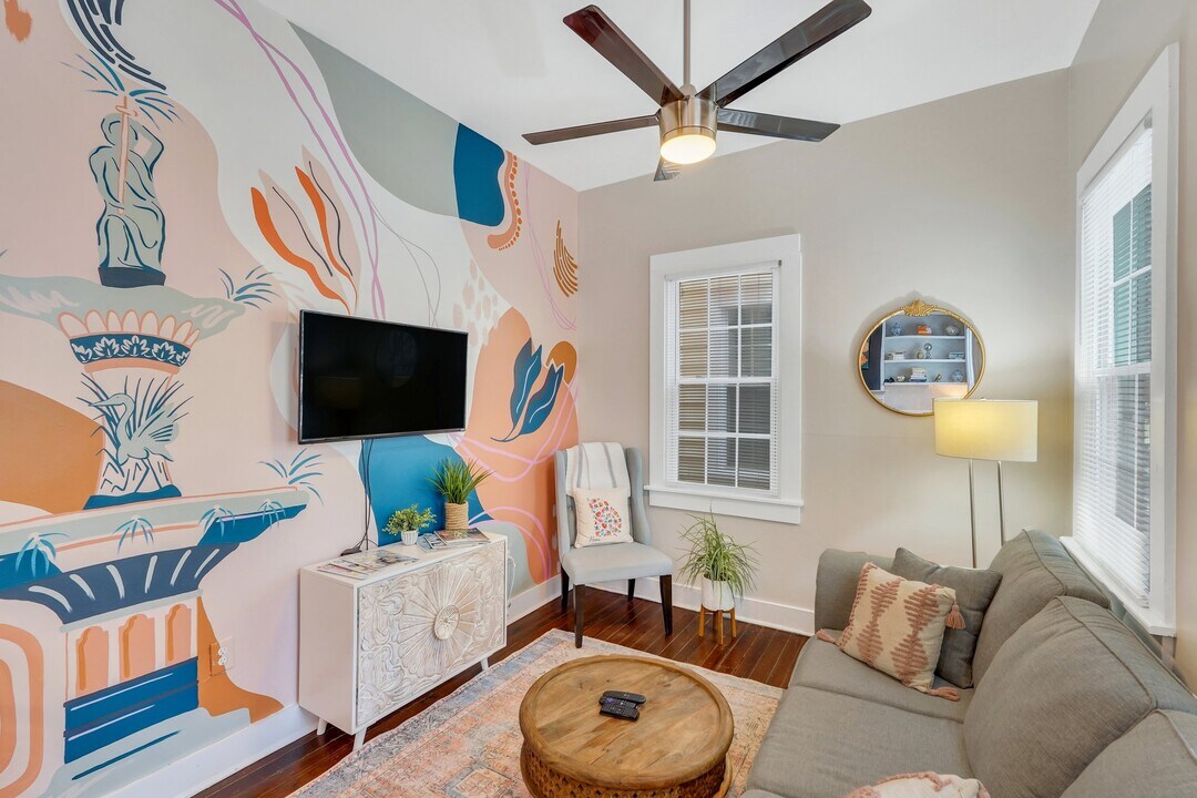 307 W Waldburg Ln in Savannah, GA - Building Photo