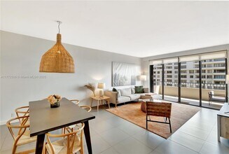 251 Crandon Blvd in Key Biscayne, FL - Building Photo - Building Photo