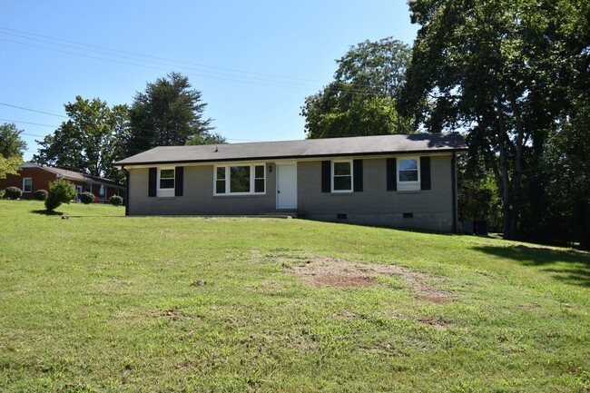 304 Hilldale Ln in Clarksville, TN - Building Photo - Building Photo