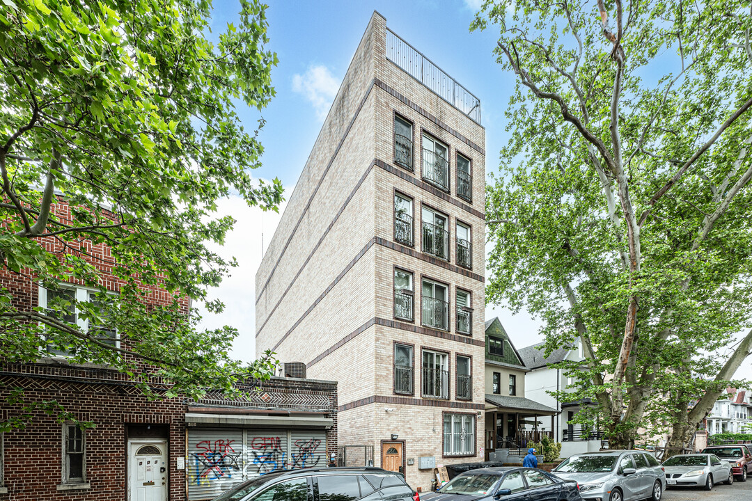 679 E 3rd St in Brooklyn, NY - Building Photo