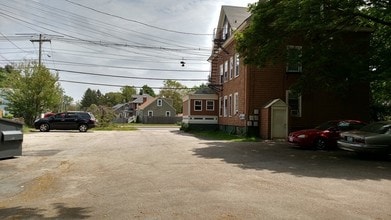 811 Warwick Ave in Warwick, RI - Foto de edificio - Building Photo