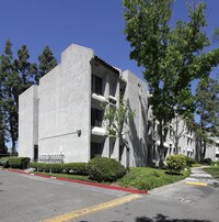 Tustin Gardens Apartments in Tustin, CA - Foto de edificio - Building Photo