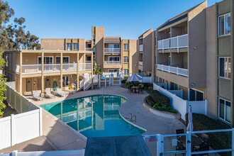 Suncrest Villas in San Diego, CA - Building Photo - Building Photo