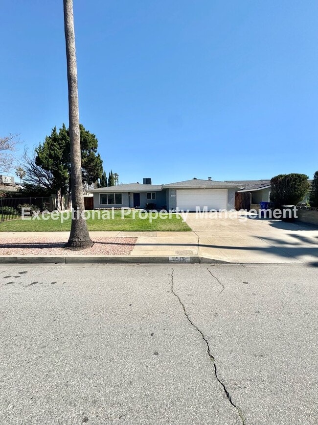 property at 9513 Tamarind Ave