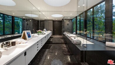 10556 Fontenelle Way in Los Angeles, CA - Building Photo - Building Photo