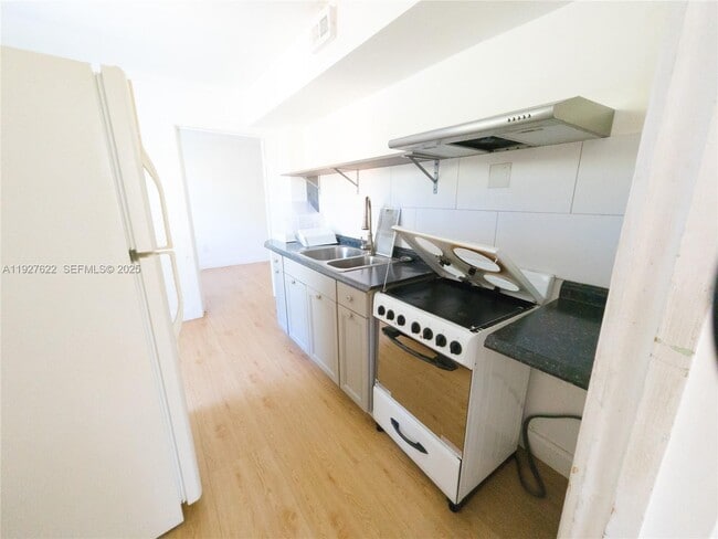 2575 SW 59th Ave in Miami, FL - Building Photo - Building Photo