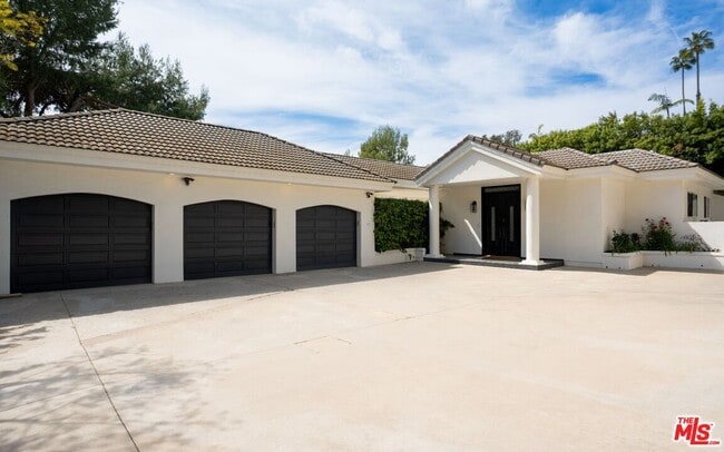 1605 Loma Vista Dr in Beverly Hills, CA - Building Photo - Building Photo