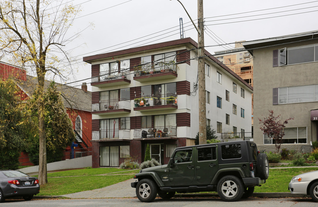 Bridgeview Court in New Westminster, BC - Building Photo