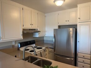 6930 Hyde Park Dr, Unit 327 in San Diego, CA - Foto de edificio - Building Photo