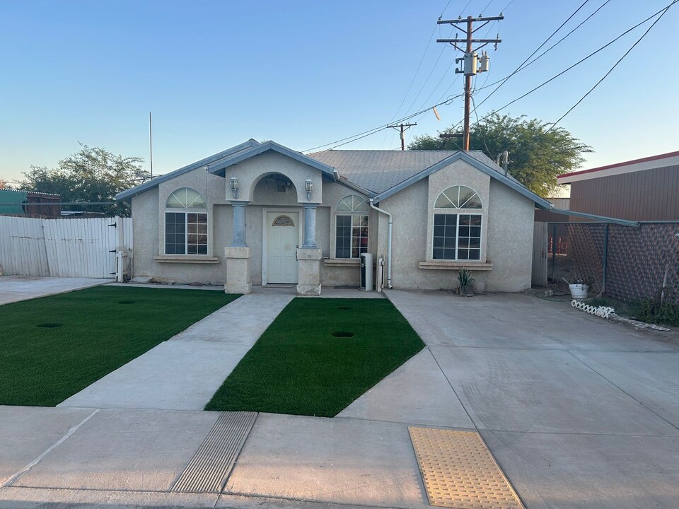508 W 11th St in Imperial, CA - Foto de edificio