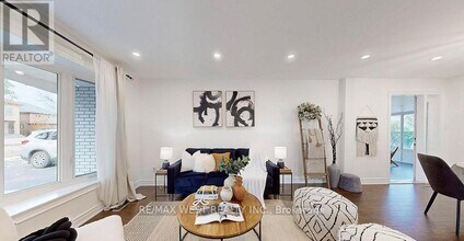 194 Sewell Dr in Oakville, ON - Building Photo - Building Photo