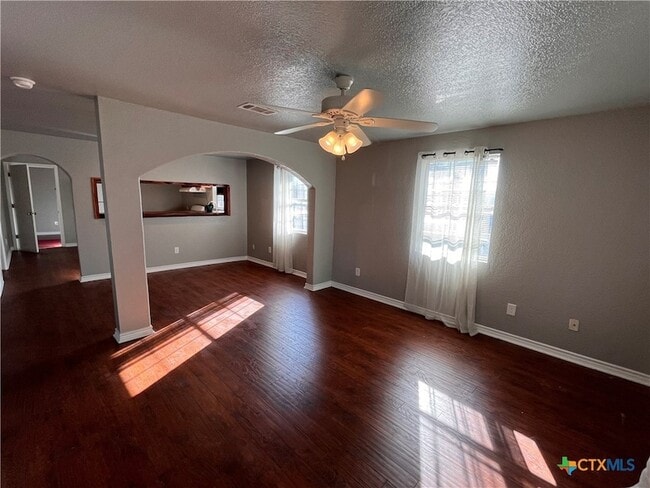 613 S L B J Dr in San Marcos, TX - Foto de edificio - Building Photo