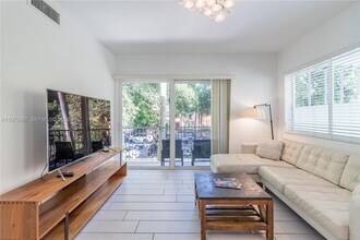 740 Meridian Ave in Miami Beach, FL - Foto de edificio - Building Photo