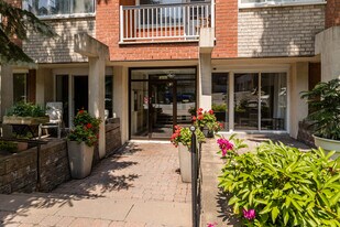 2775 De Kent Av in Montréal, QC - Building Photo