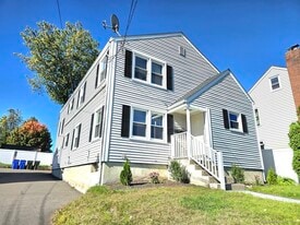 387 Quaker Ln S in West Hartford, CT - Building Photo