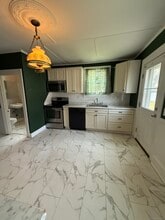 65 Maple St in Manchester, CT - Building Photo - Building Photo