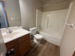 107 SW Rock Gdn Ln in Blue Springs, MO - Foto de edificio - Building Photo