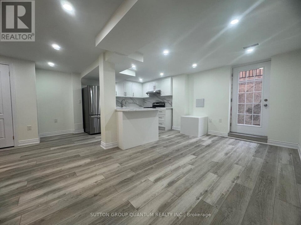 136 Atkins Cir in Brampton, ON - Building Photo