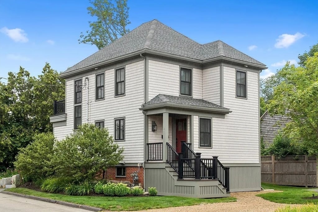 2 Elm St in Manchester by the Sea, MA - Building Photo