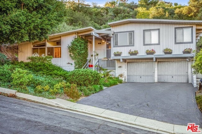 2436 Arbutus Dr in Los Angeles, CA - Building Photo - Building Photo
