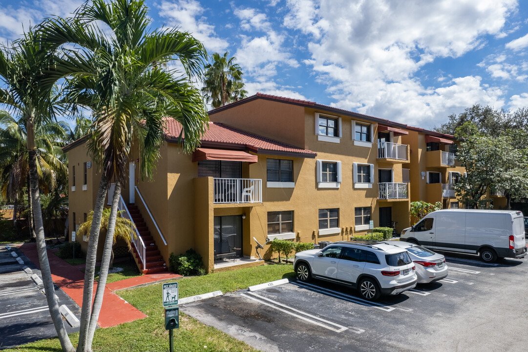 Courts At Kendall Tennis Club in Miami, FL - Building Photo