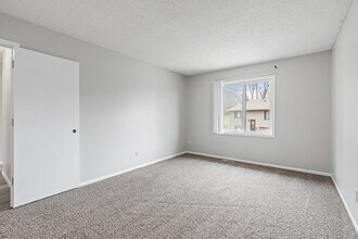 Juniper Meadows in Eagan, MN - Building Photo - Building Photo