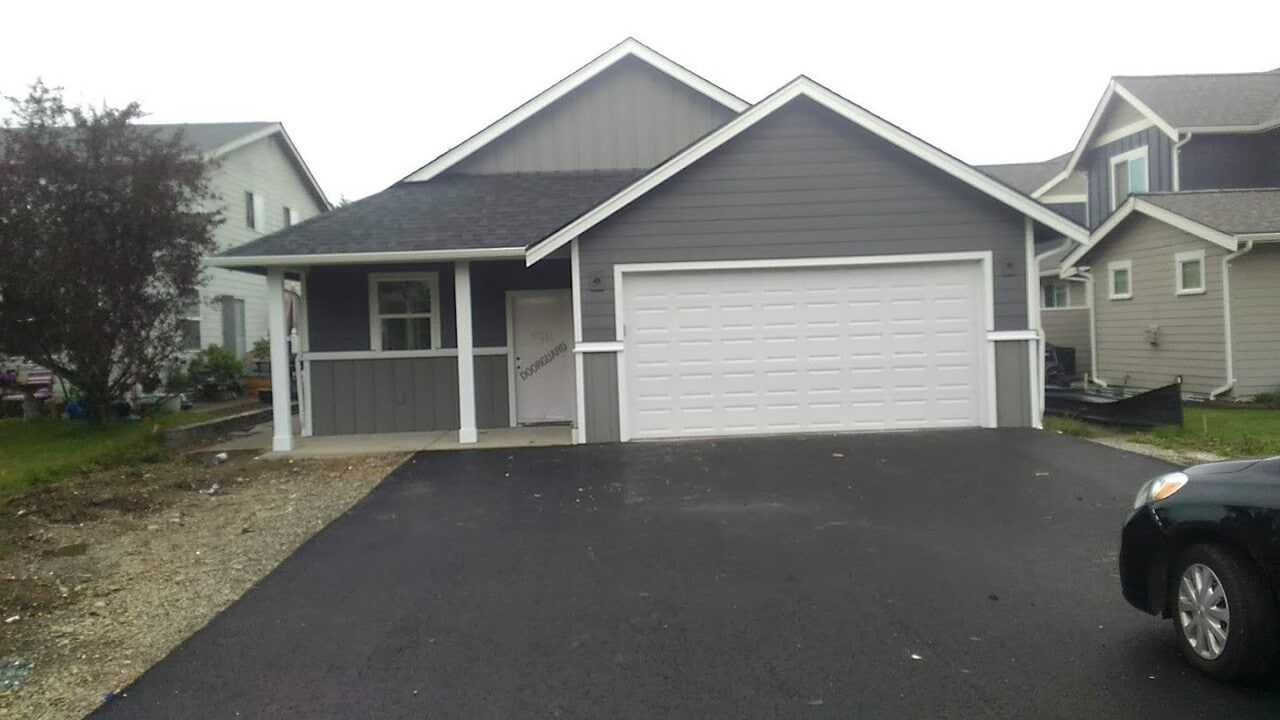 717 E St in Blaine, WA - Building Photo