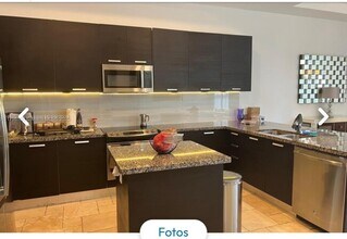 5200 NW 83rd Ct in Doral, FL - Foto de edificio - Building Photo