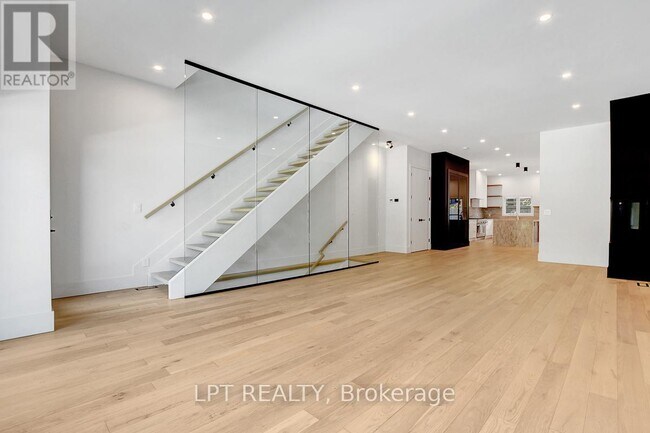 111 Greenfield Ave in Ottawa, ON - Building Photo - Building Photo