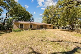 921 Evans St in Bonham, TX - Building Photo
