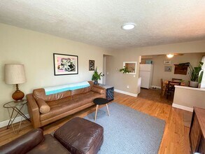 7007 N Columbia Way in Portland, OR - Building Photo - Building Photo