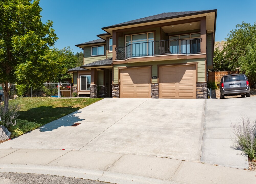 2538 Copper Ridge Dr in West Kelowna, BC - Building Photo