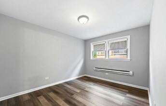 7617 S Colfax Ave, Unit 204 in Chicago, IL - Foto de edificio - Building Photo