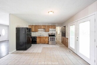 3926 Malibu Dr in Indianapolis, IN - Foto de edificio - Building Photo