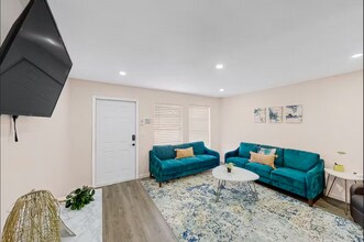 4502 Parrot Ave in Naples, FL - Foto de edificio - Building Photo