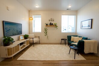 525 N 1st St in Driggs, ID - Foto de edificio - Building Photo