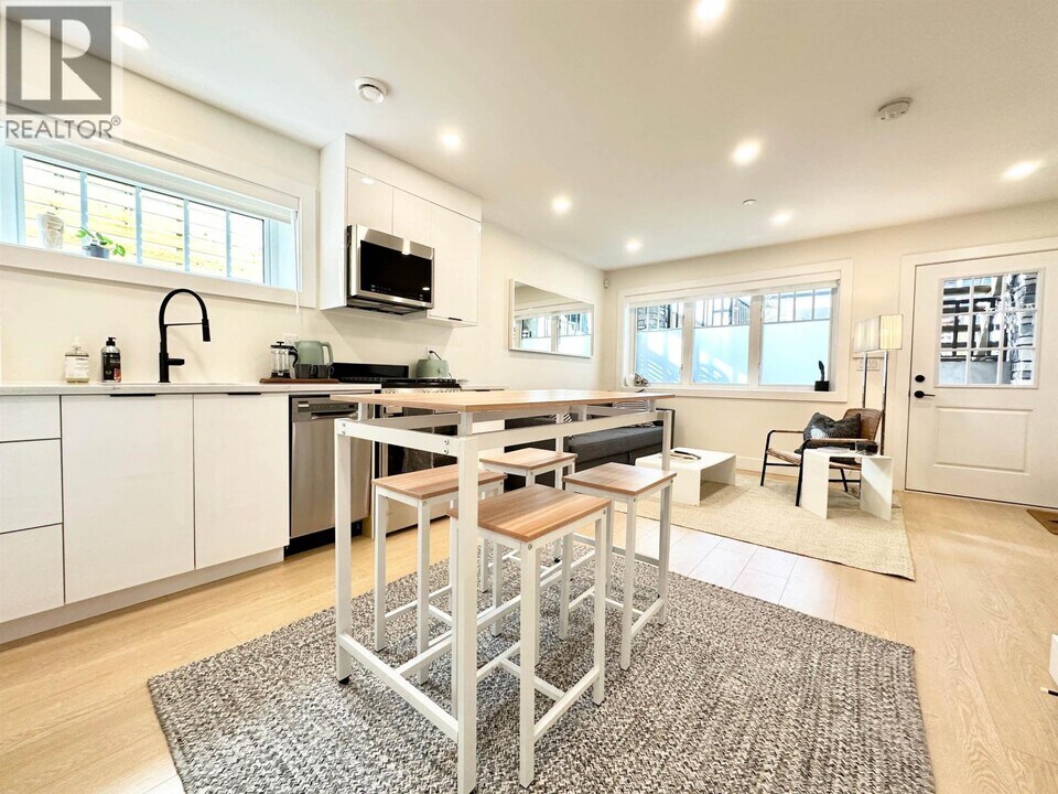 1672 E 15th Ave in Vancouver, BC - Building Photo